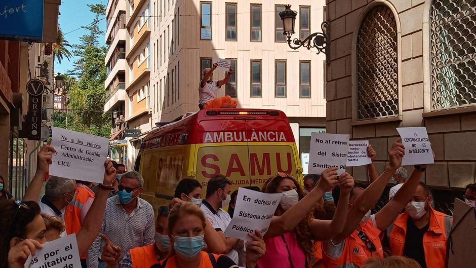 Los sanitarios cortan el tráfico en el centro de Alicante en protesta por el traslado del CICU a Valencia