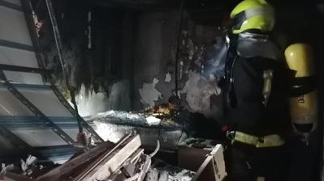 Bomberos en una explosión en una imagen de archivo