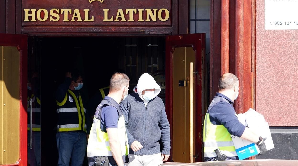 La Policía interviene en el Hostal Latino de Valladolid, dentro de la macrooperación