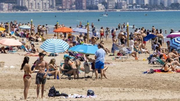 Ximo Puig anuncia la contratación de mil jóvenes para informar sobre la normativa del coronavirus en las playas