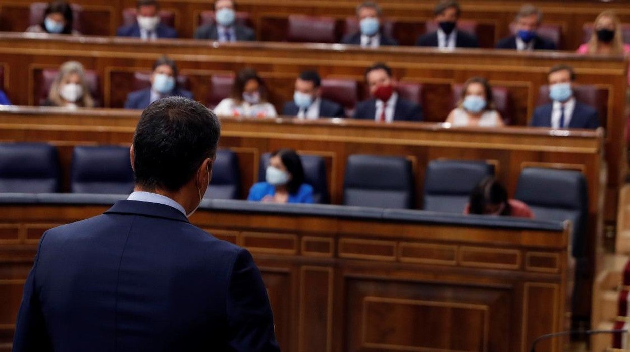 Pedro Sánchez y Pablo Casado, en una sesión de control del Congreso de los Diputados