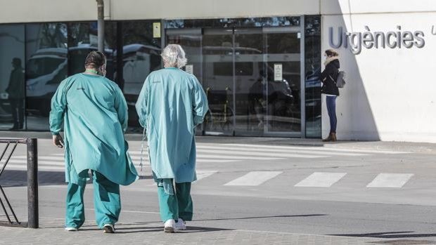 Los sanitarios anuncian concentraciones en Valencia por el despido de un tercio del personal de refuerzo