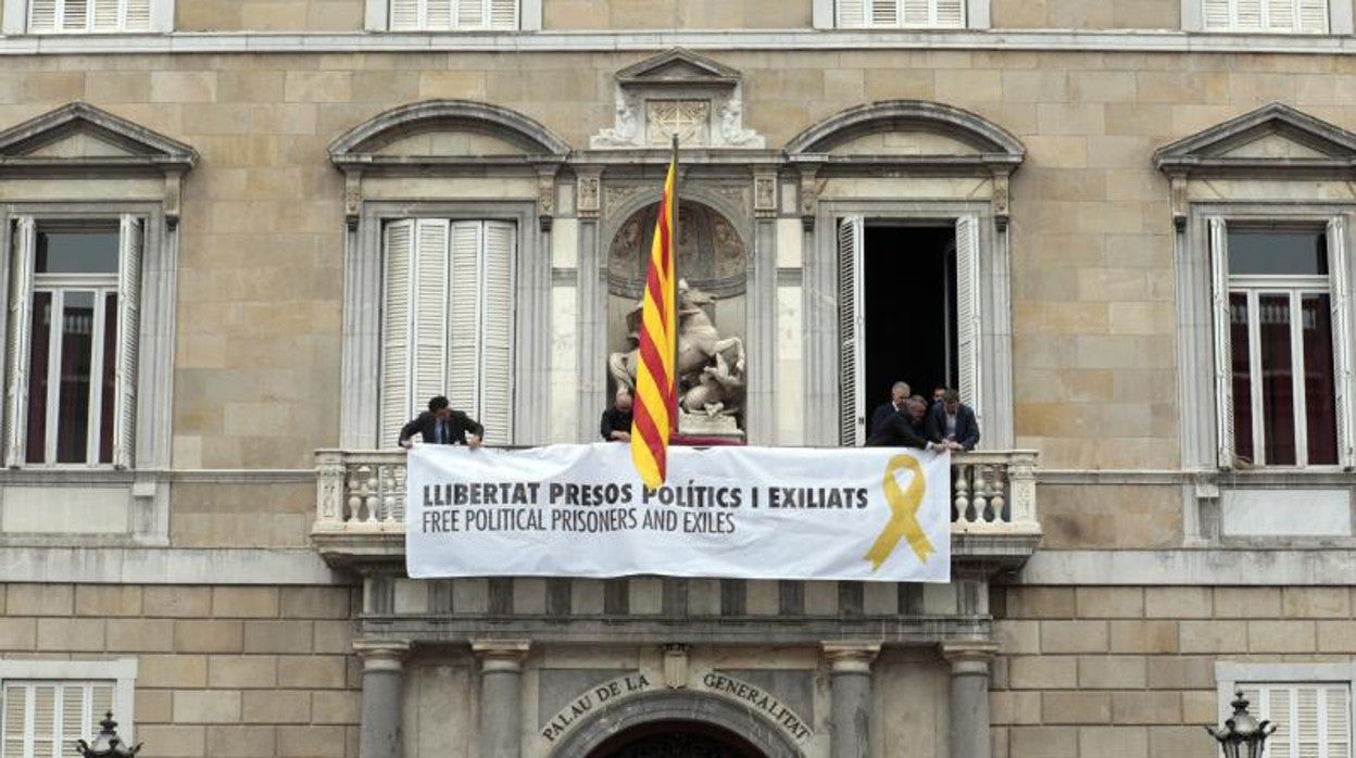 La pancarta colgada del balcón del Palacio de la Generalitat