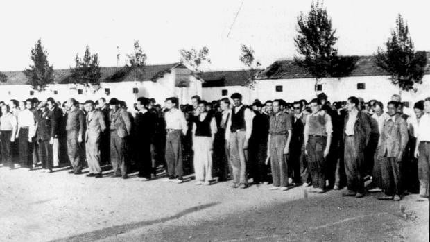 Imagen de archivo de algunos de los 65.000 cautivos que pasaron por el campo