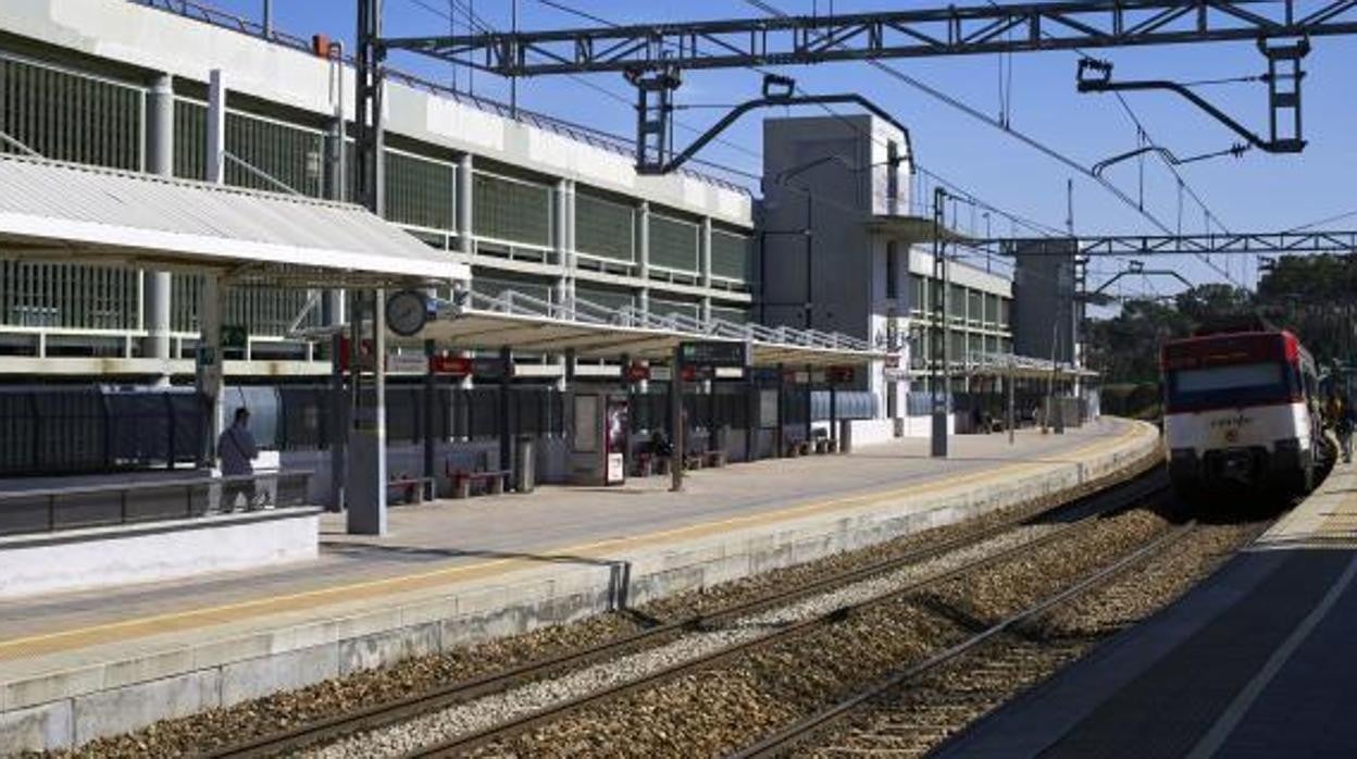 Un tren de cercanías se aproxima a la estación de Majadahonda