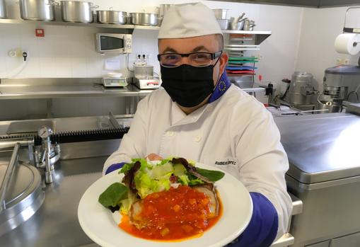 El cocinero Rubén López, con un plato preparado en el centro educativo ELIS