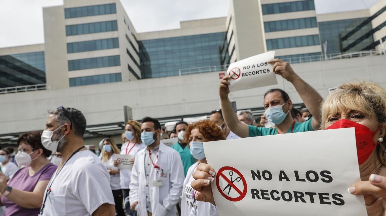 Imagen de la protesta de sanitarios a las puertas del Hospital La Fe de Valencia