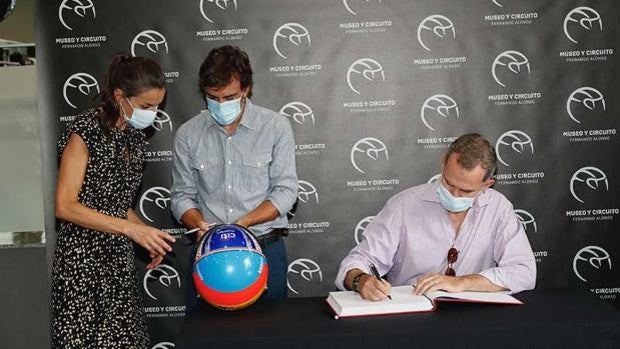 La Familia Real recibió 246 regalos en 2020: un cencerro, un casco de F-1, seis mascarillas... y muchos libros y cuadros