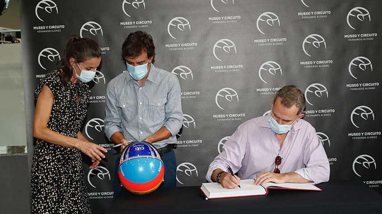 Fernando Alonso obsequia a los Reyes con un casco dedicado durante su visita a Asturias el 30 de julio