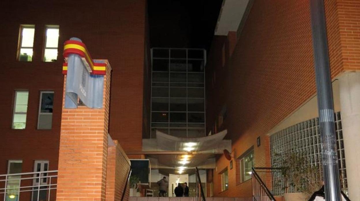 Acceso a la Comisaría de Policía de Elche