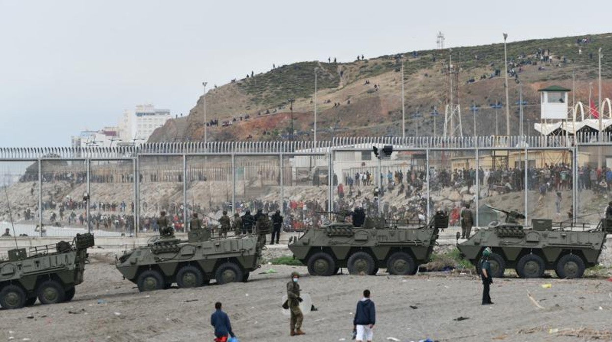 Despliegue del Ejército en la playa ceutí de El Tarajal durante la crisis migratoria de la semana pasada