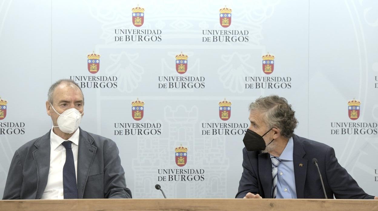 El rector de la Universidad de Burgos, Manuel Pérez (dcha), junto al expresidente del Senado, Juan José Laborda (izquierda)