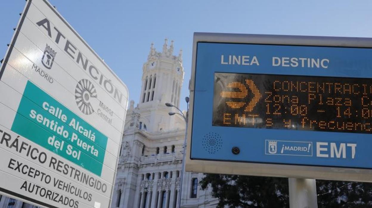 El acceso a Madrid Central desde la plaza de Cibeles/ Más Madrid dice que la nueva Ordenanza de Movilidad es un «plan de humo»