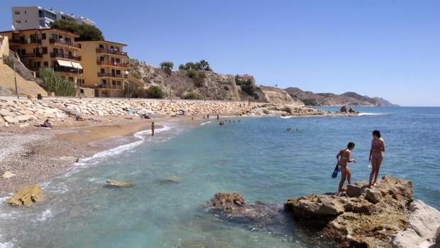 Un Ayuntamiento socialista alicantino recomienda oficialmente el nudismo en sus playas