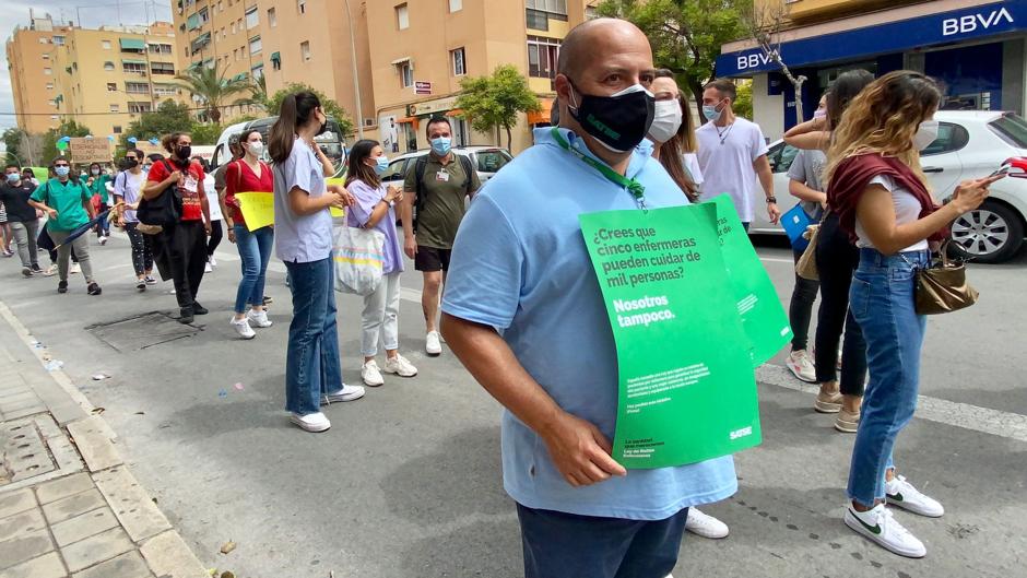 Los sanitarios protestan en Alicante por los despidos previstos por Sanidad y el alcalde defiende sus puestos