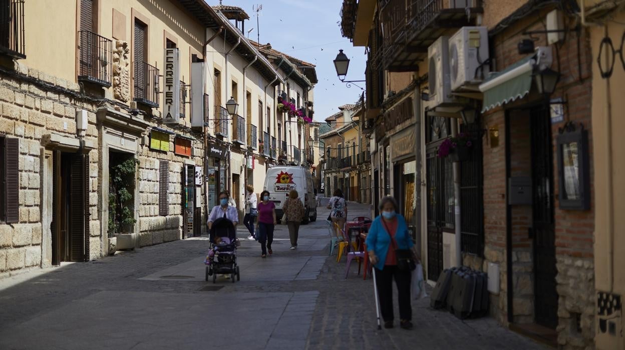 Varios paseantes, este jueves, en la calle Mayor de Torrelaguna