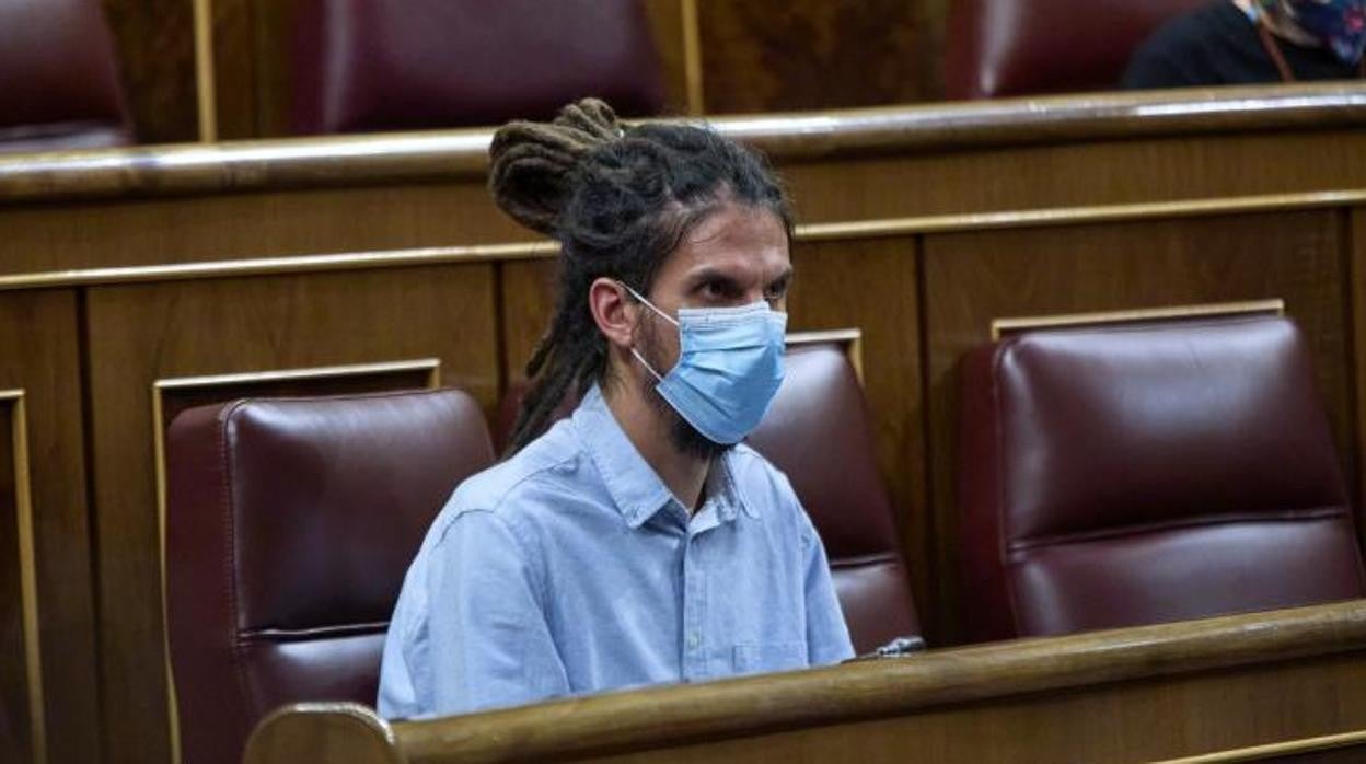 El secretario de Organización de Podemos y diputado de Unidas Podemos en el Congreso, Alberto Rodríguez, en una sesión plenaria en el Congreso