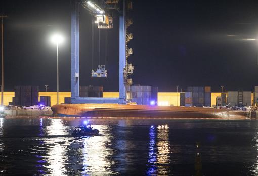 Imagen del buque volcado en el puerto de Castellón