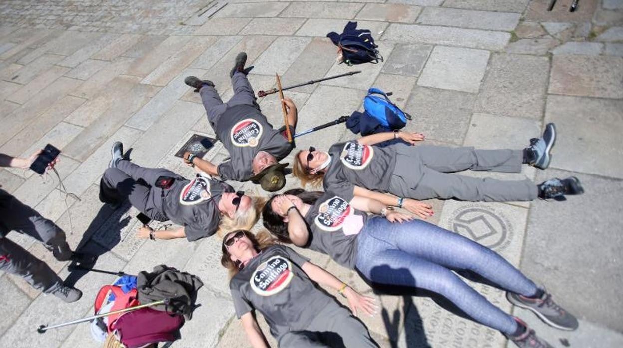 Peregrinos en la plaza del Obradoiro de Santiago