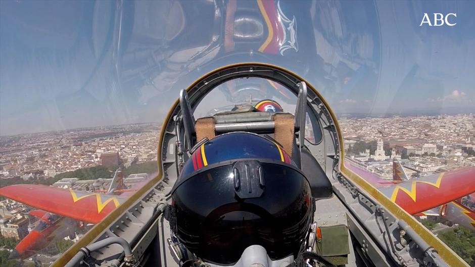 A bordo de un C-101 de la Patrulla Águila en el desfile del Día de las Fuerzas Armadas