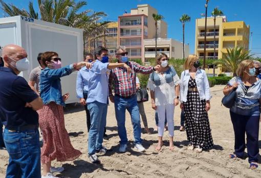 Imagen de Mazón y Barrachina con los vecinos de la playa de Nules