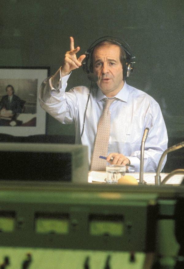 El periodista José María García, durante la realización de un programa de radio