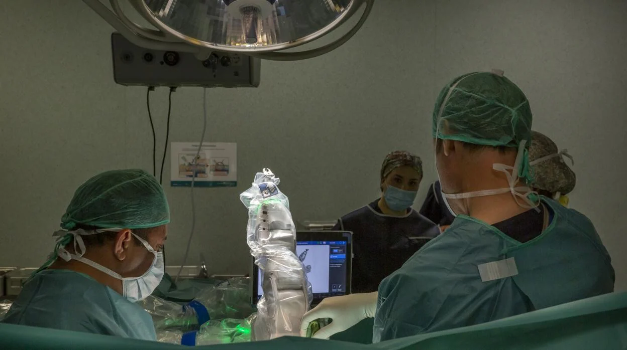 Cirujanos de Quirónsalud Barcelona, durante la intervención