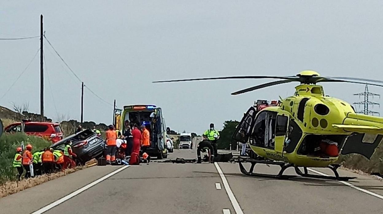 Los servicios de emergencias y un helicóptero medicalizado, en el lugar del accidente en el que ha fallecido un hombre y otras dos personas han resultado heridas