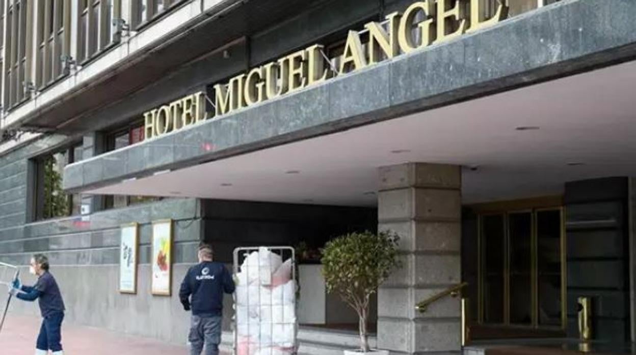 La entrada del Hotel Miguel Ángel, convertido en hospital en abril de 2020