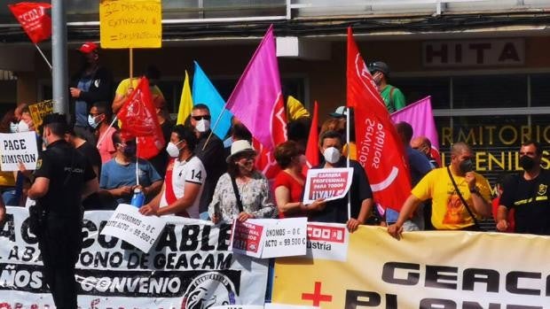 Cien trabajadores de Geacam protestan a las puertas del acto: «Page, dimisión»