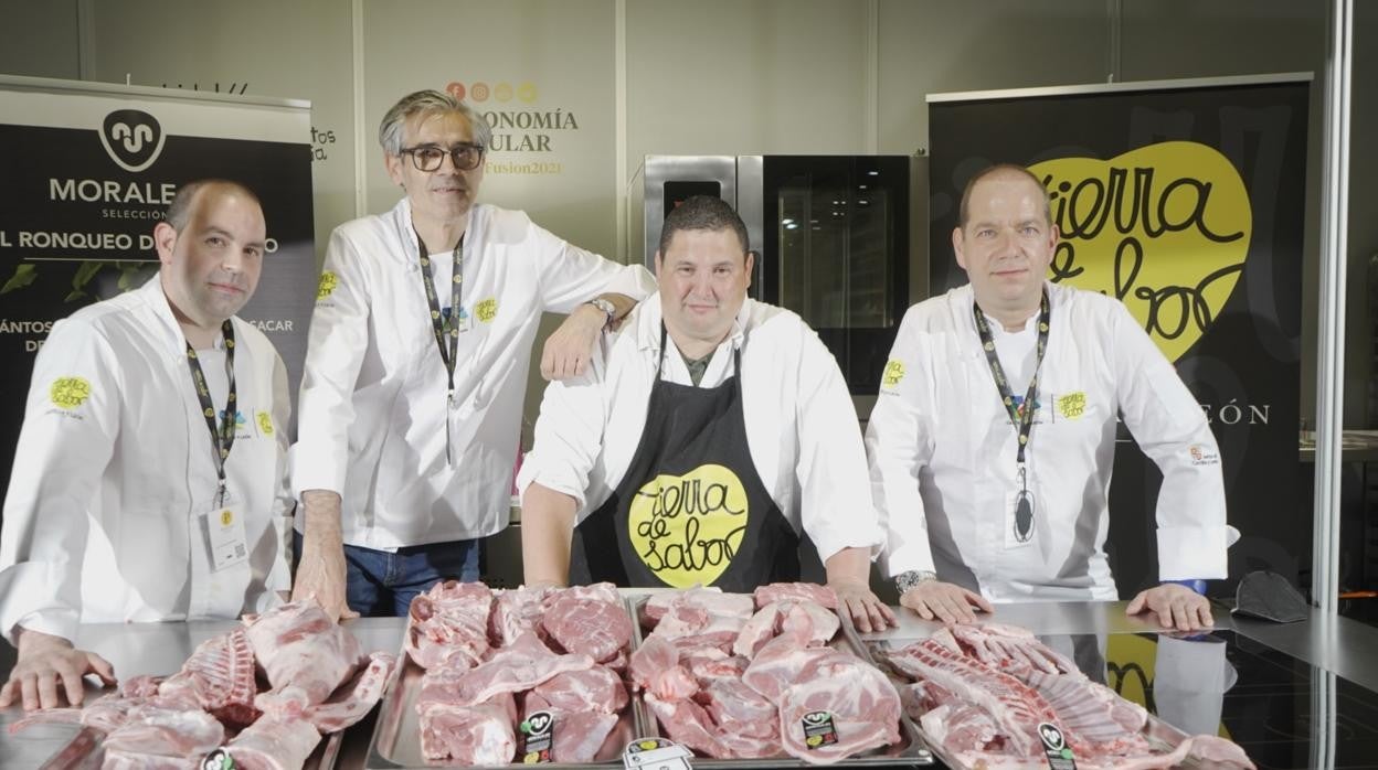 Los chefs de Tierra de Sabor posan tras la ponencia de 'El ronqueo del cordero'