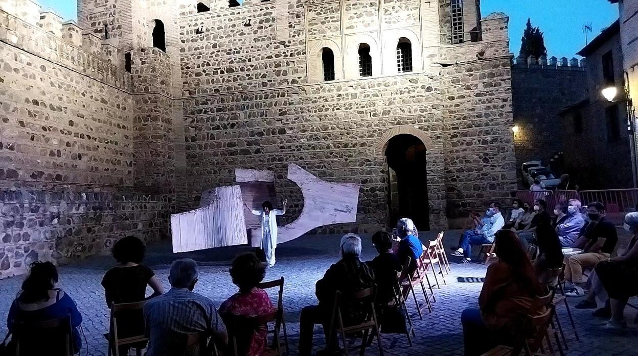 Actuación de la bailarina Susana Sánchez junto a la escultura de Chillida