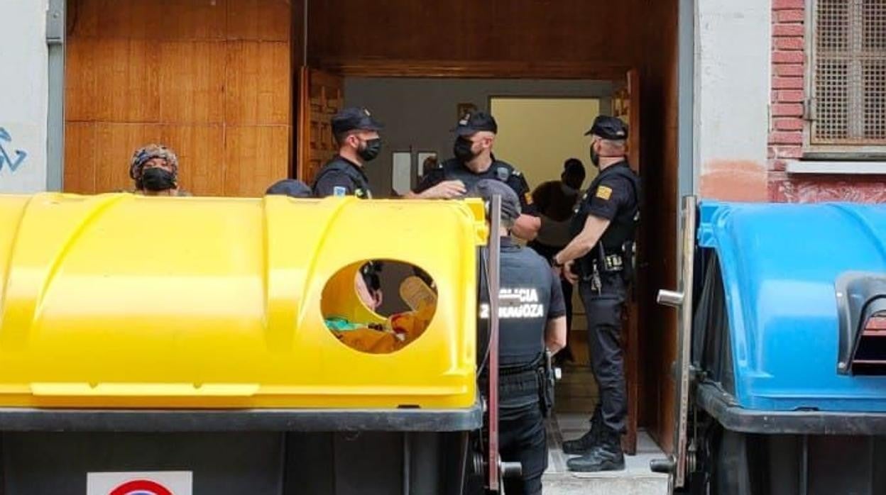 Policías a las puertas del local en el que se estaba celebrando clandestinamente la fiesta de un bautizo