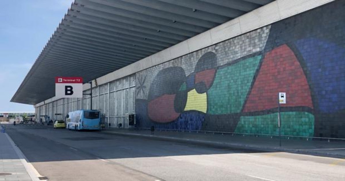 Mural de Joan Miró en la entrada de la terminal 2B