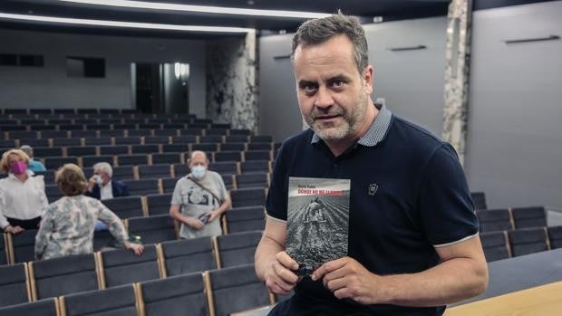 El periodista leonés David Rubio recopila en «Donde no me llaman» sus columnas dominicales