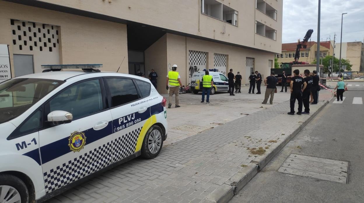 Policías locales y personal de seguridad de la empresa propietaria del edificio, durante el desalojo, este martes