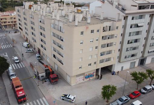 Vista aérea del inmueble okupado por varias familias en Villajoyosa