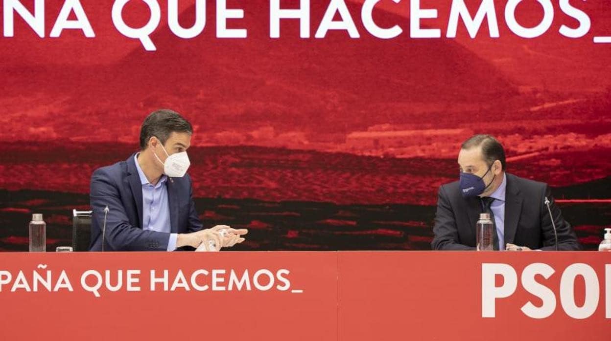 Pedro Sánchez y José Luis Ábalos, durante una reunión de la Ejecutiva del PSOE