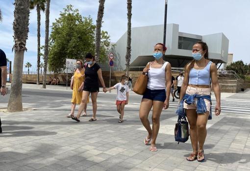 Paseantes en las inmediaciones de la playa del Postiguet de Alicante