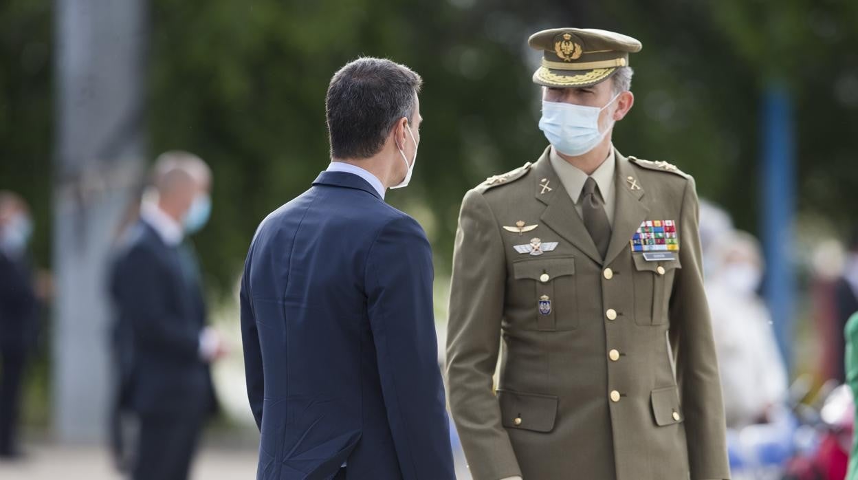 Felipe VI junto al presidente Pedro Sánchez en Torrejón de Ardoz