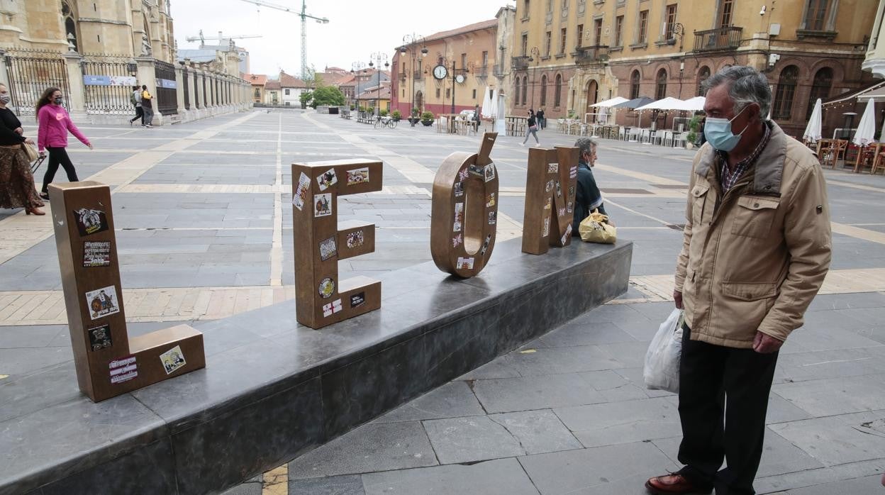 Actos vandálicos sobre las letras de 'León', junto a la catedral