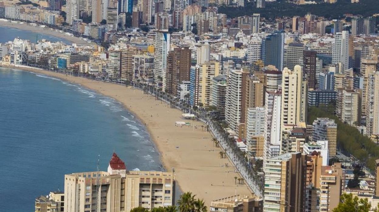 Vista aérea de la playa de Levante de Benidorm vacía durante esta primavera, una imagen poco usual, debido al coronavirus