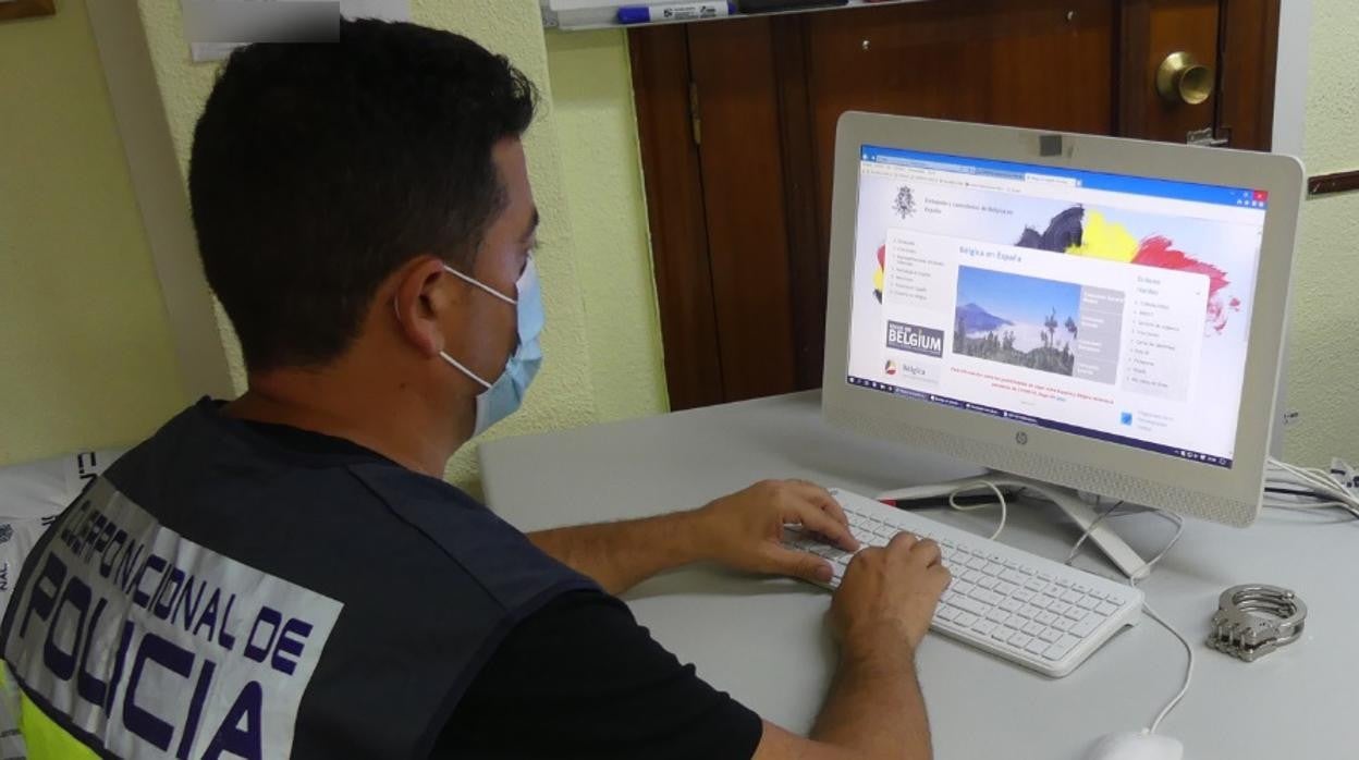 Un investigador de la Policía Nacional revisa información en Internet