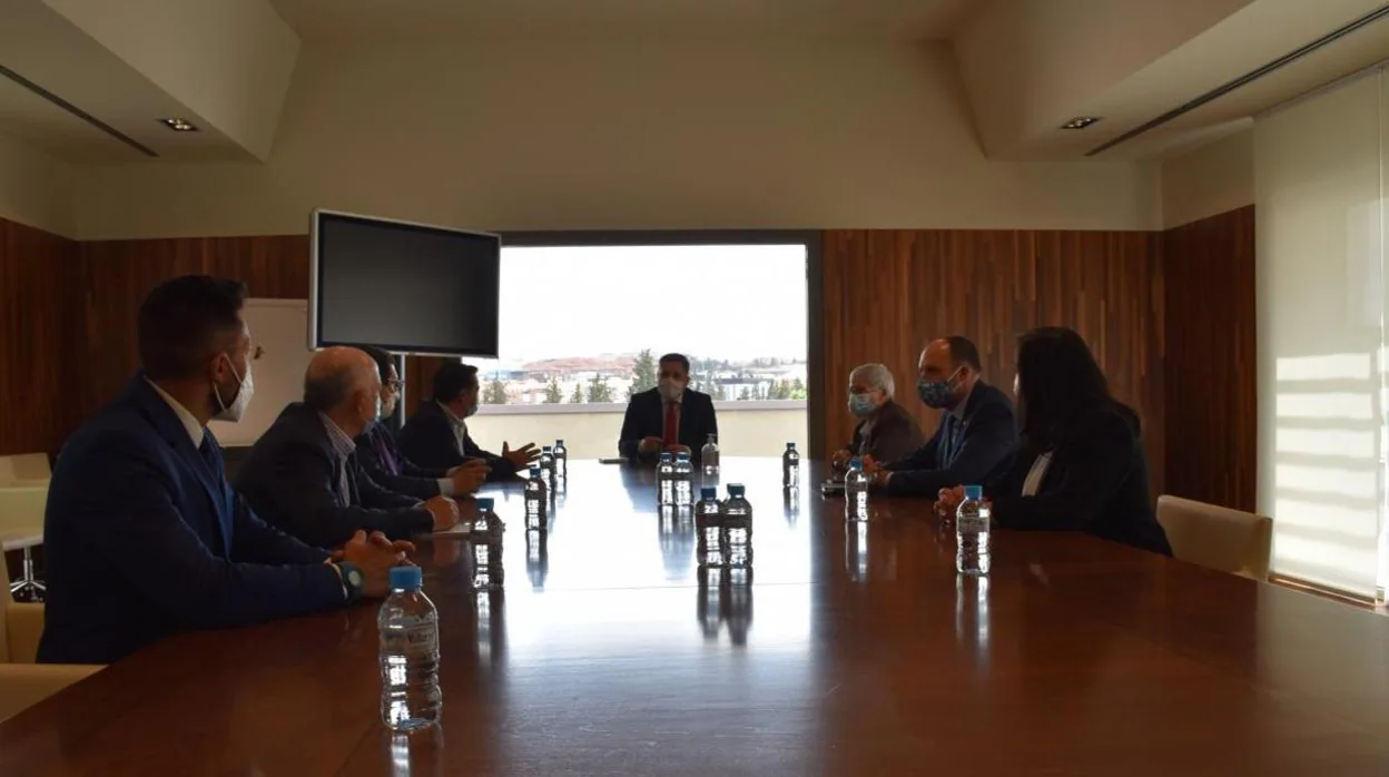 El consejero de Fomento durante la reunión con la alcaldesa de Espinoso y el regidor de Los Navalmorales