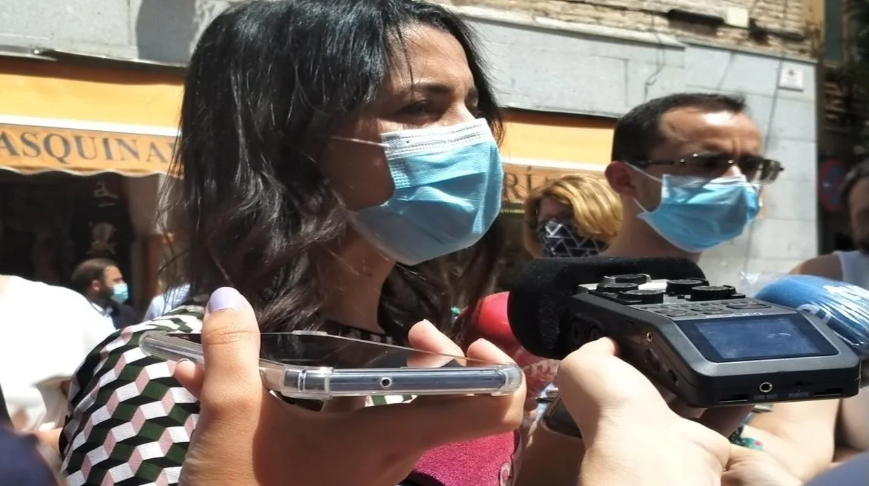 Inés Arrimadas contesta a los periodistas este jueves del Corpus en Toledo