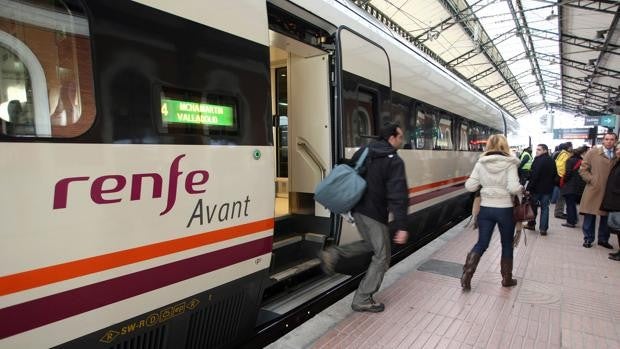 La Junta subvencionará los abonos de los trenes Avant para ciudadanos que trabajan en Madrid
