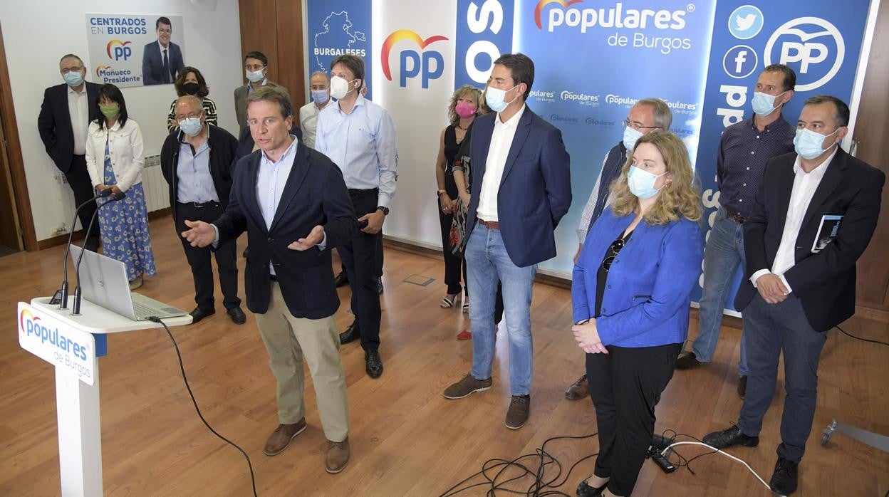 Suárez presentó su candidatura arropado por cargos del partido