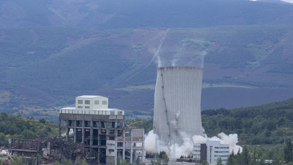 La central de Anllares se despide de su torre de refrigeración
