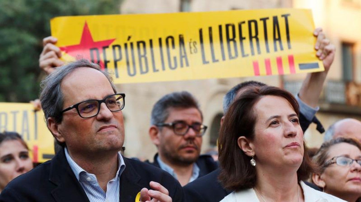 El 'expresident' Quim Torra y Elisenda Paluzie (ANC) en una manifestación secesionista en 2018