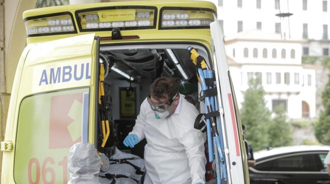 Imagen de archivo de una ambulancia en Galicia